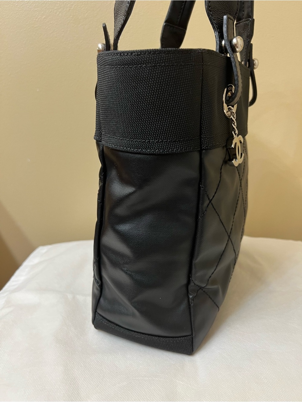 CHANEL Authentic flawless Quilted Leather Tote with CC Charm - Picture 5 of 16